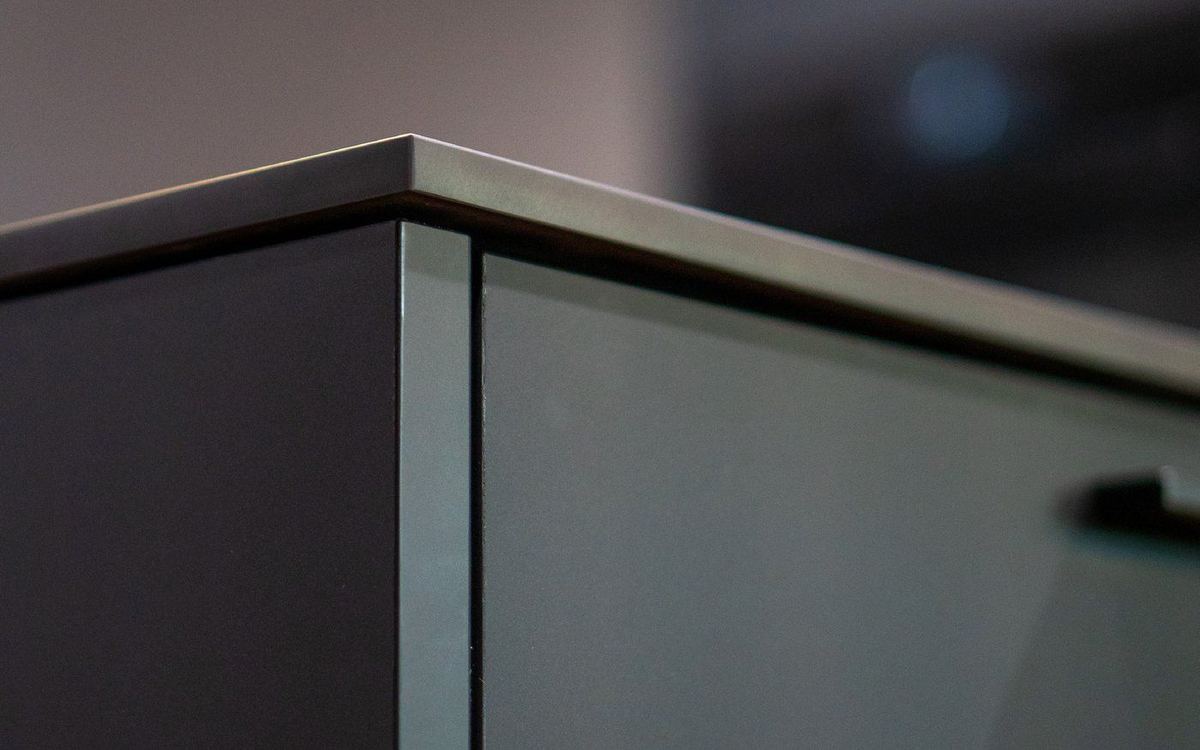 Dettaglio ravvicinato di una superficie opaca soft touch, priva di riflessi